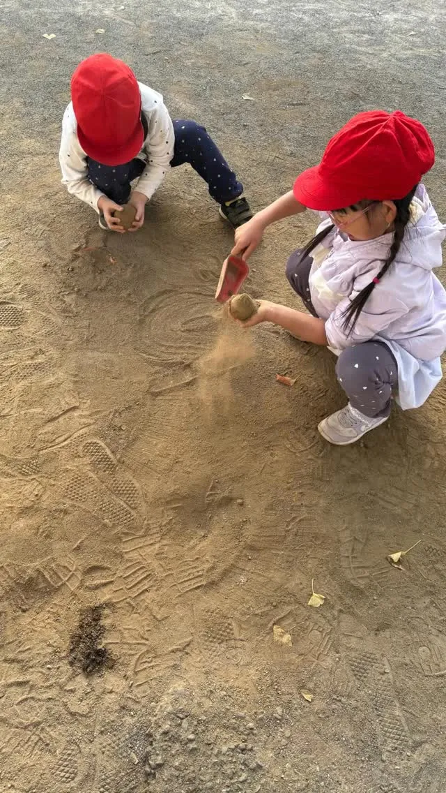 子どもたちが、泥だんごで遊んでいました。